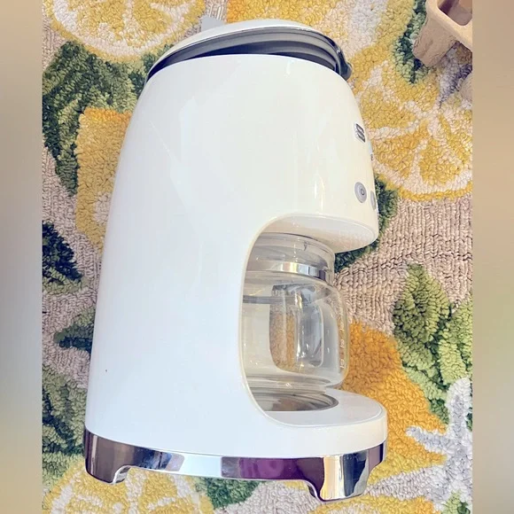 SMEG Drip Coffee Maker, 10-cup - Picture 2 of 16